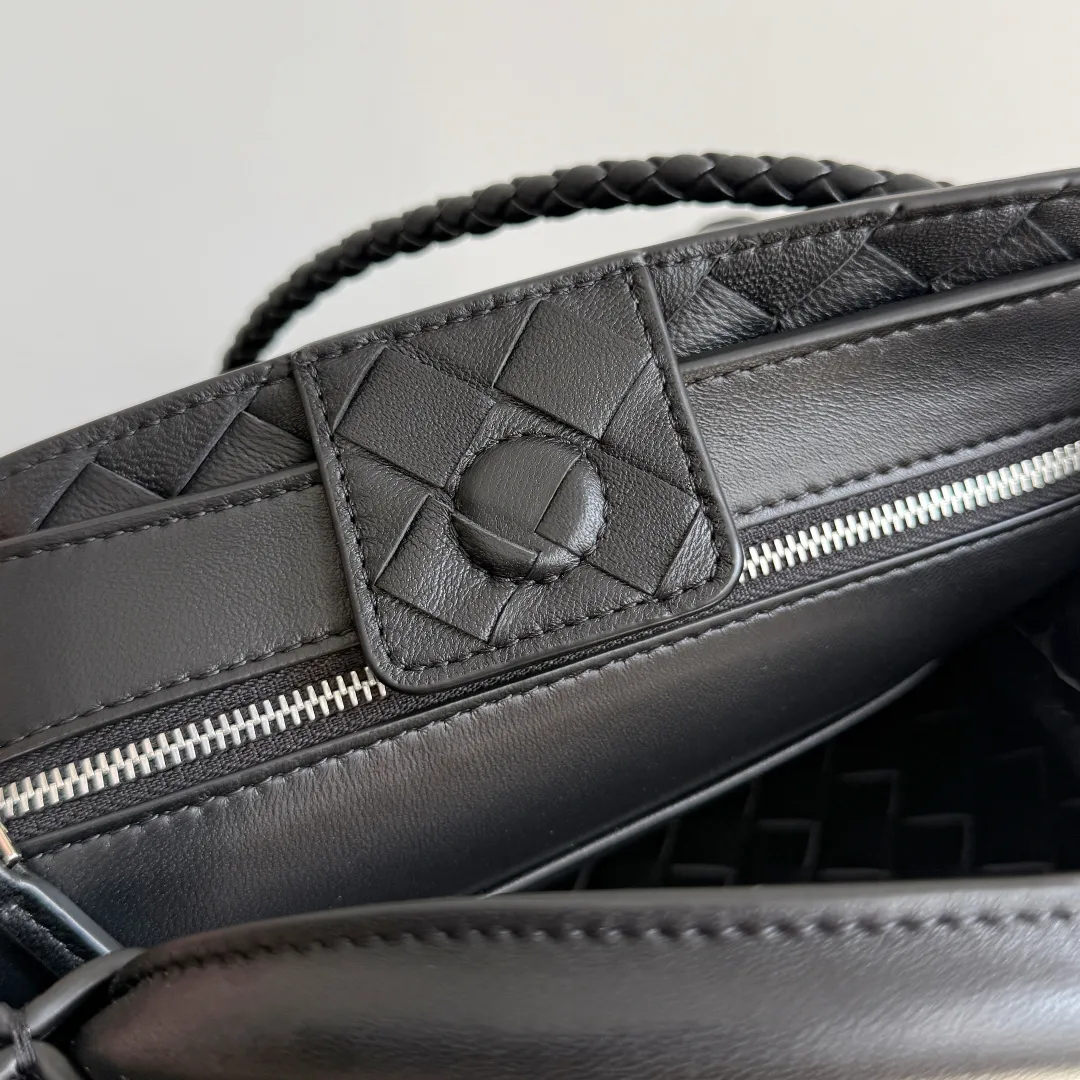 The new Andiamo batch of 3060 BV is shipped‼ ️The classic intercciato weaving process is used to create a soft bag, the metal knot is made of micro-cast aluminum using jewelry technology🪢, and the decorative beads are made of metal and hand-polished oak, allowing you to jump repeatedly between elegance and fun💃, making it unpredictable. Classic and versatile, it shows off your temperament, and the bag has a large capacity, making it very convenient for daily commuting! It has a variety of carrying methods, the shoulder straps can be adjusted by yourself, the original lambskin feels soft and delicate, and the unisex style breaks gender boundaries and brings a more practical and long-lasting use experience. The Andiamo, which has both elegant and casual styles, perfectly interprets the "fashionable old money style". Style number: 743568+wood hardware Color: black silver buckle Size: 25*22*10.5cm